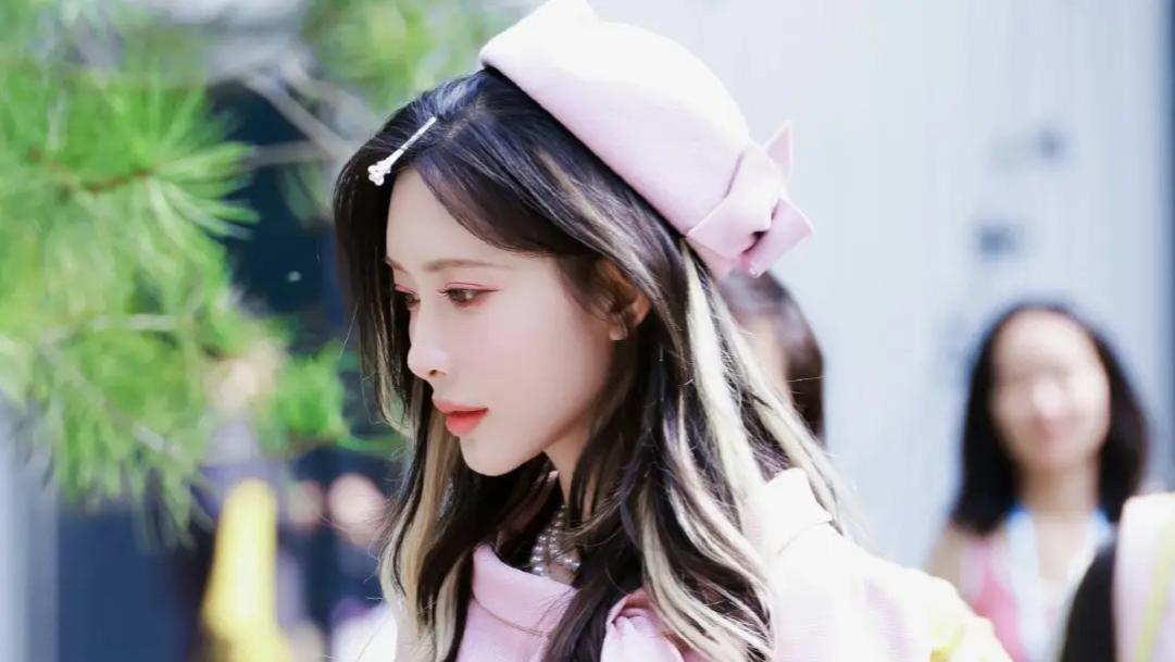 孟子义粉裙亮相《喜人奇妙夜2》引热议，破次元造型美出新高度