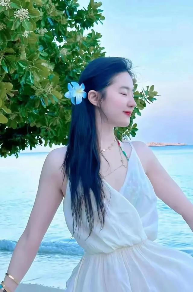 刘亦菲，海边度假太漂亮了 美像仙女下凡 气质优雅 海边浪漫好惬意