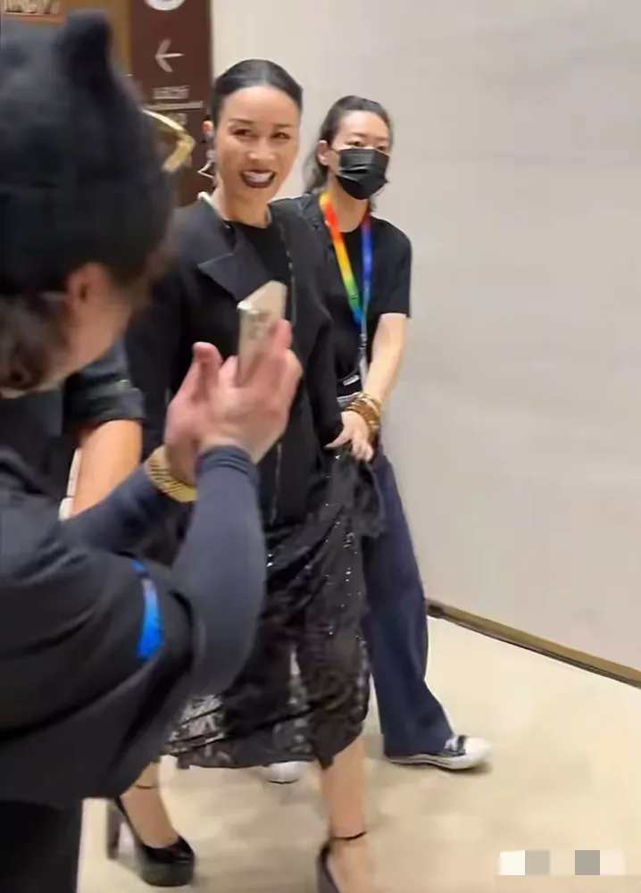 那英亮相北影节献唱,脚踩恨天高涂黑唇,越来越像宁静了