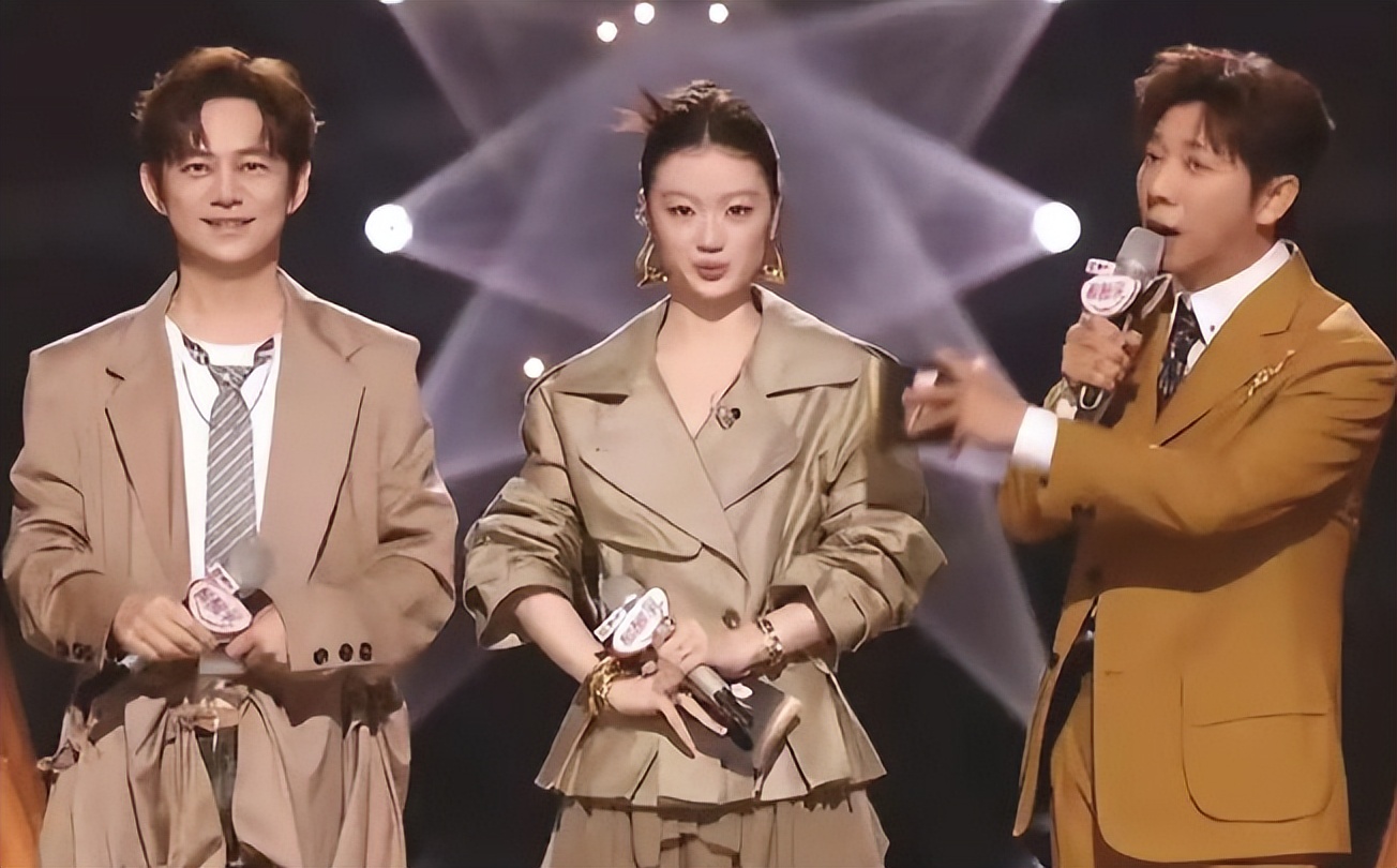 远离造神陷阱，官媒采访暴露单依纯真实处境，给所有歌手提了个醒