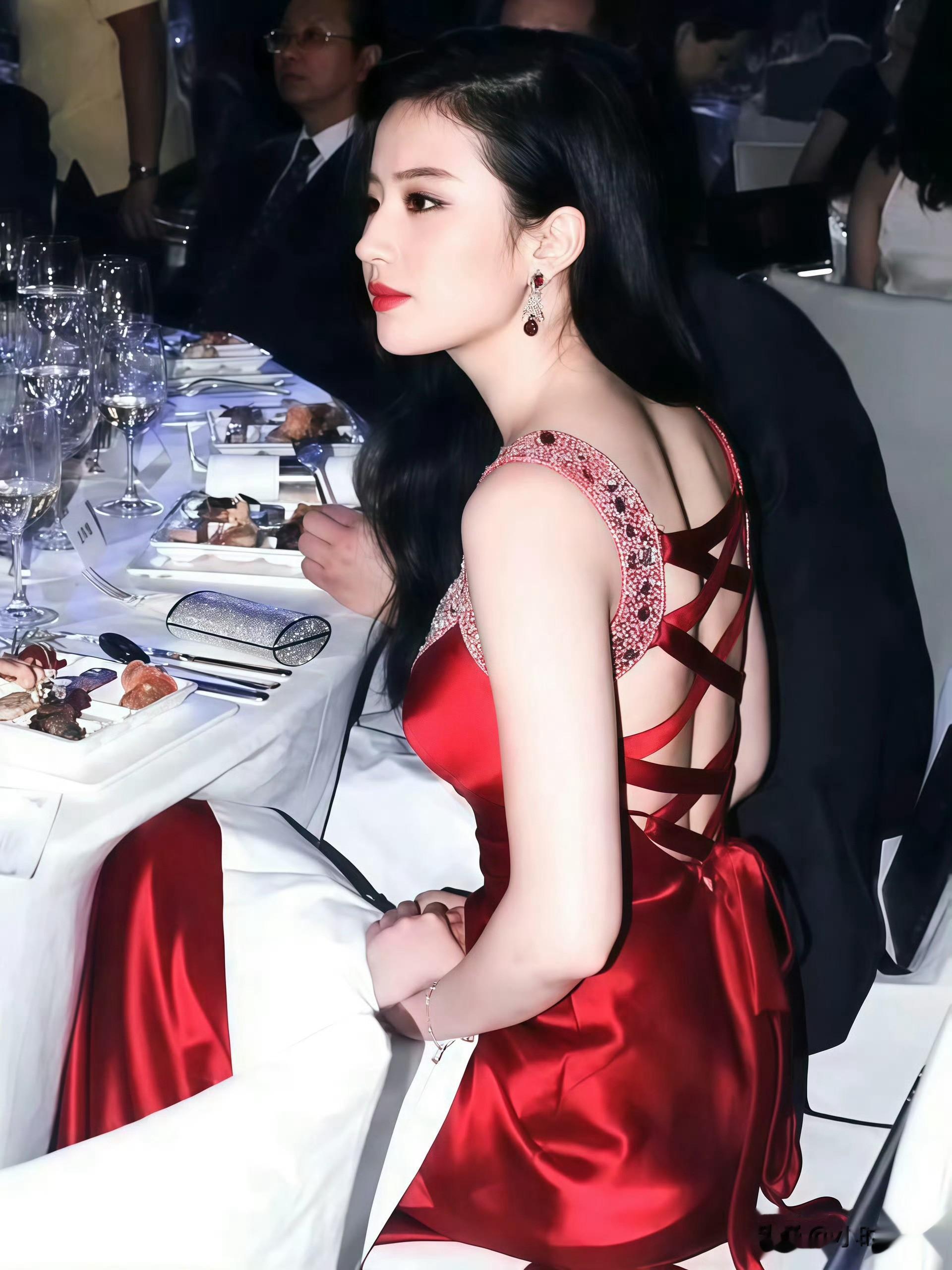 刘亦菲|谁懂刘亦菲脸的对称度隔着屏幕都可以闻到香气了 ?