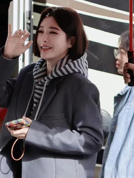 秦岚剪波波头短发后越发年轻!西装+条纹卫衣+运动裤,休闲又减龄