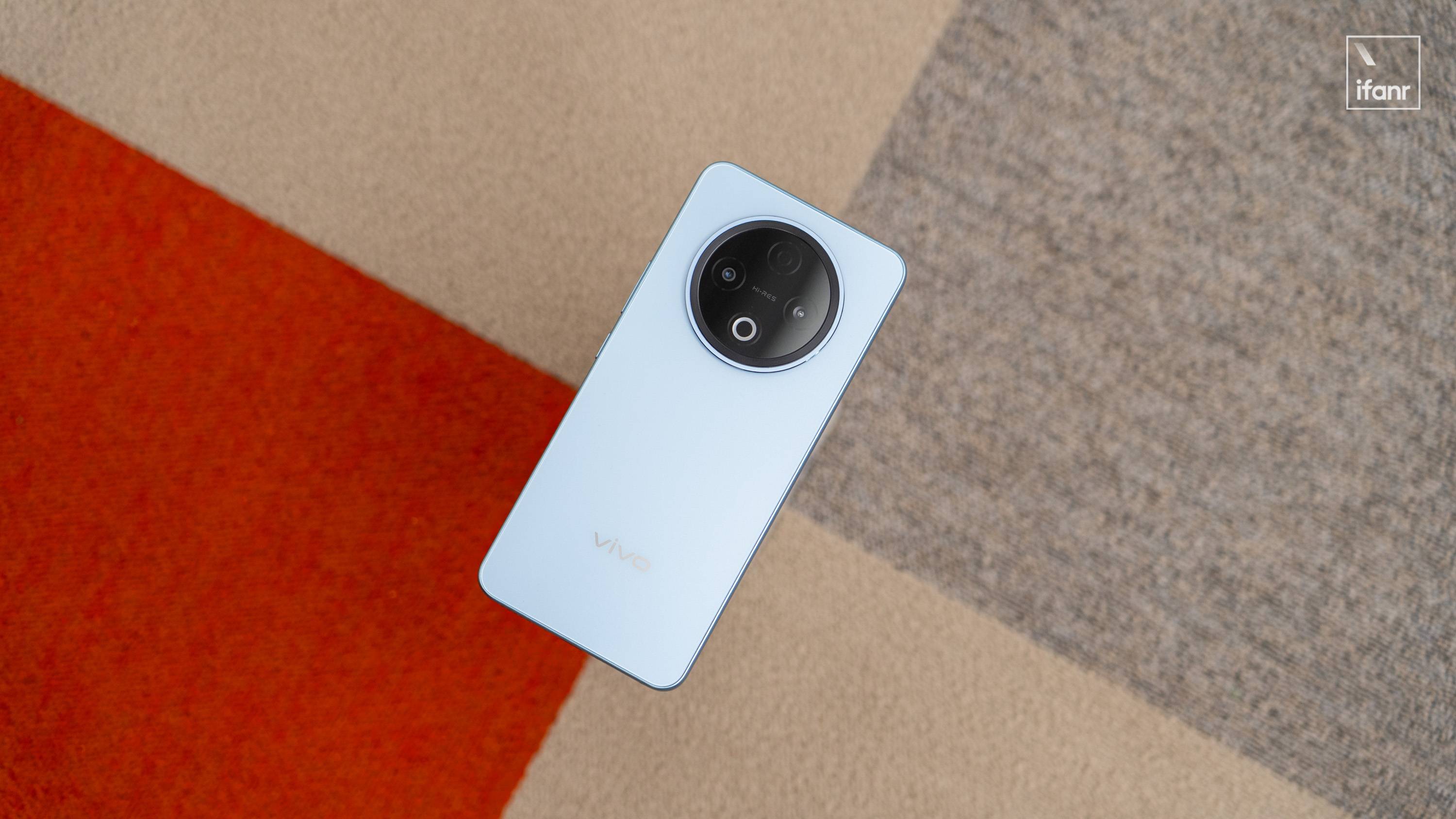 金標充電寶，帶手機功能 | vivo Y500 上手體驗