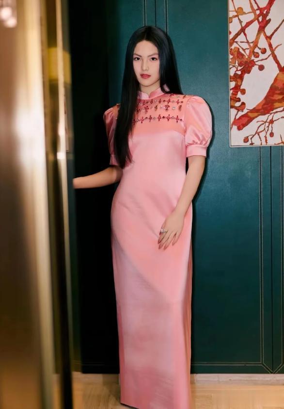 王诗龄何超莲同台现身，明明年纪最小，却被衬的又土又老