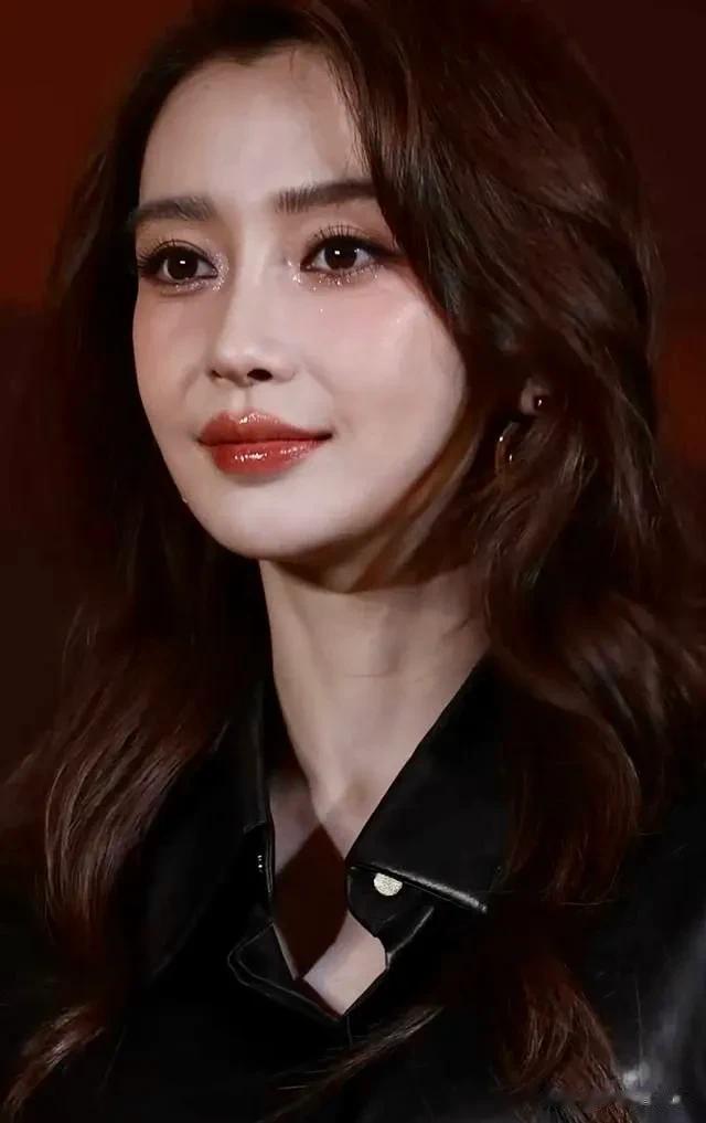 36岁杨颖出席高端晚宴，打扮精致怼脸照美到爆！重返内娱指日可待