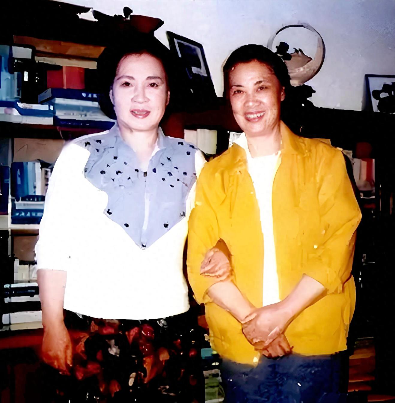 女星秦文：是秦怡的胞妹，没与姐姐反目，曾反对女儿与汪嘉伟离婚