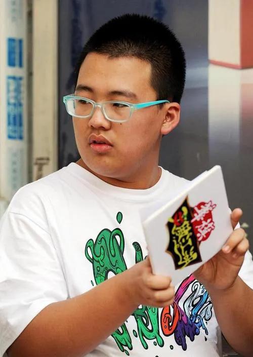 10岁郭汾阳罕露面！身高超妈妈体重目测 200 斤，郭德纲成全家最瘦