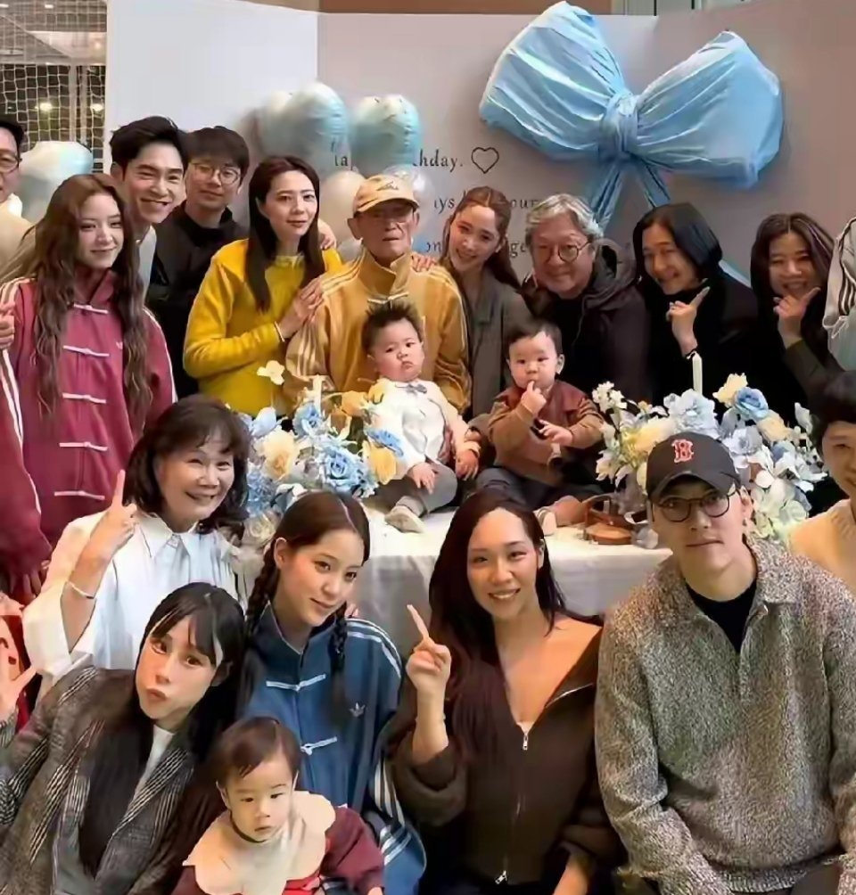 张书豪与欧阳妮妮为儿子举办周岁宴，欧阳娜娜、欧阳娣娣前来恭贺