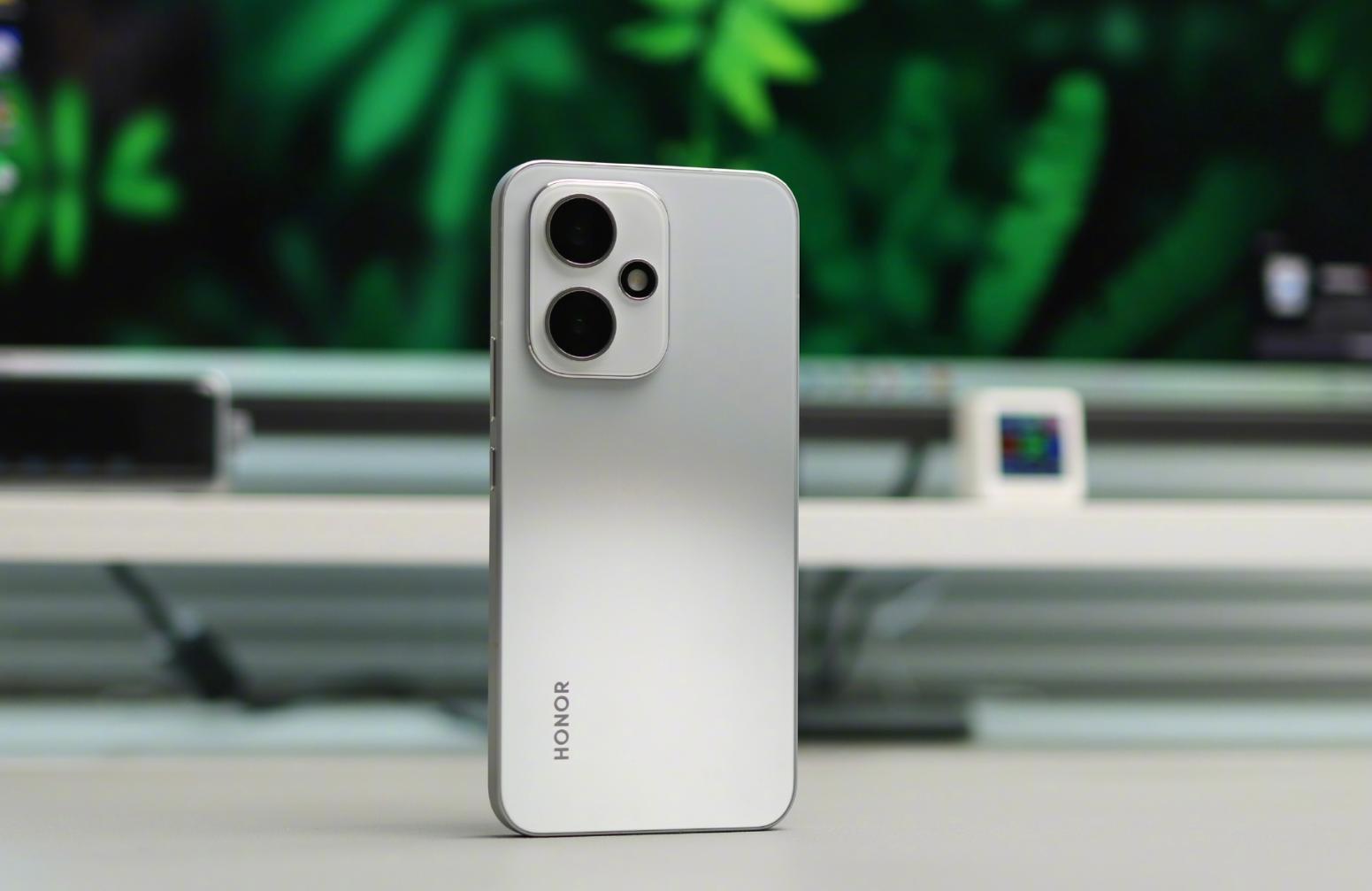 榮耀目前“銷量巨高”的兩款中端機，激活量達到百萬，可以閉眼入