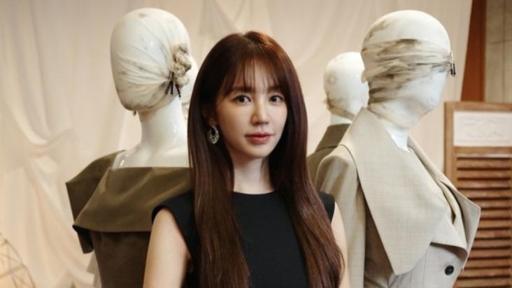 尹恩惠出席活动：黑色小礼服好优雅，身材纤瘦气质佳！