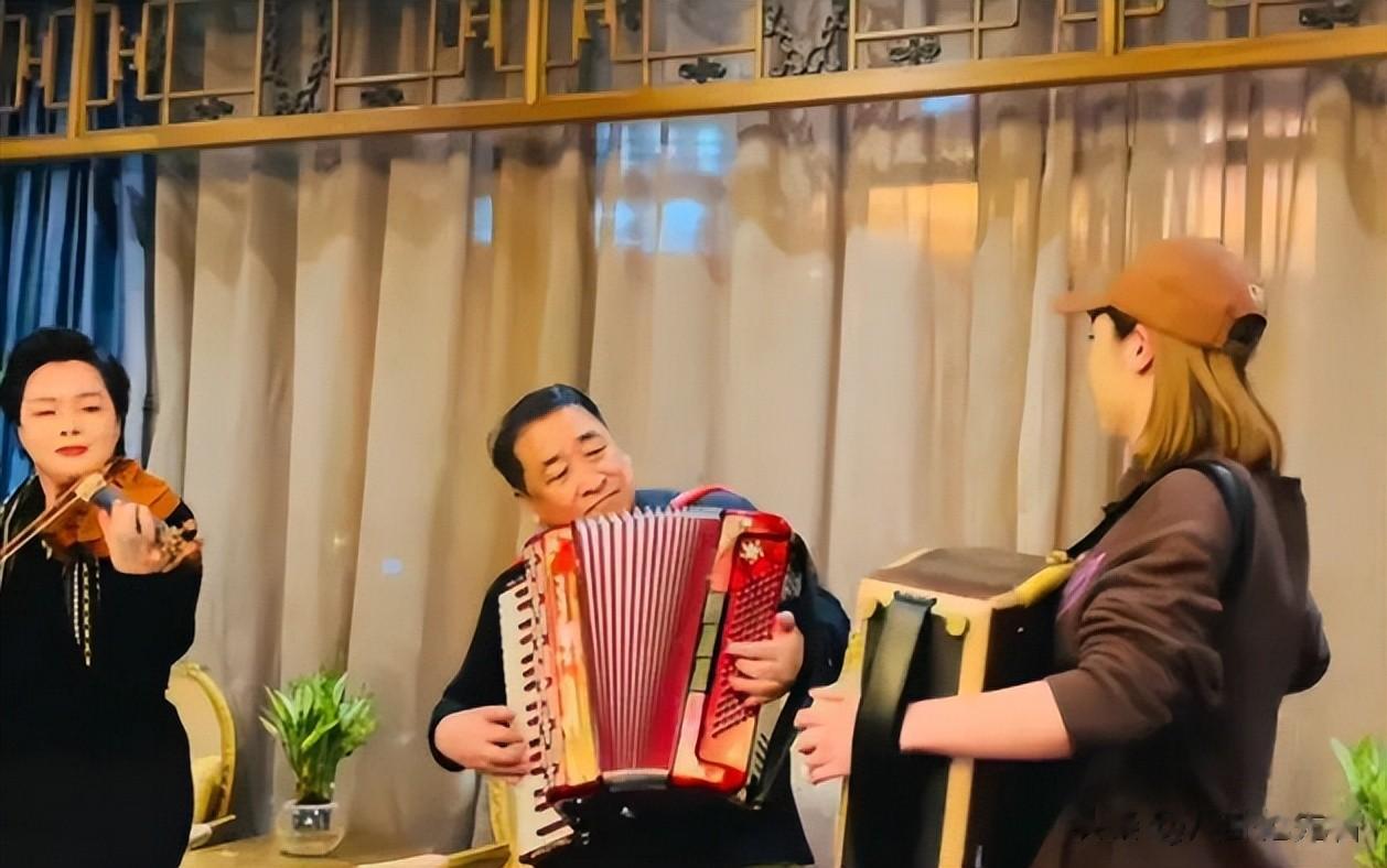 风波升级！姜昆被曝国外过节后，杨议发视频内涵，担心的事发生了