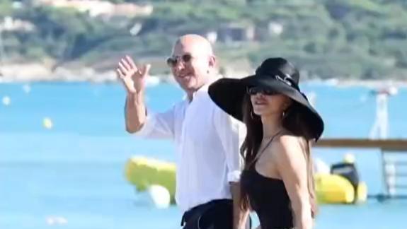 贝佐斯现身海滩，牵着太太的手与游客打招呼，56岁桑切斯有活力感