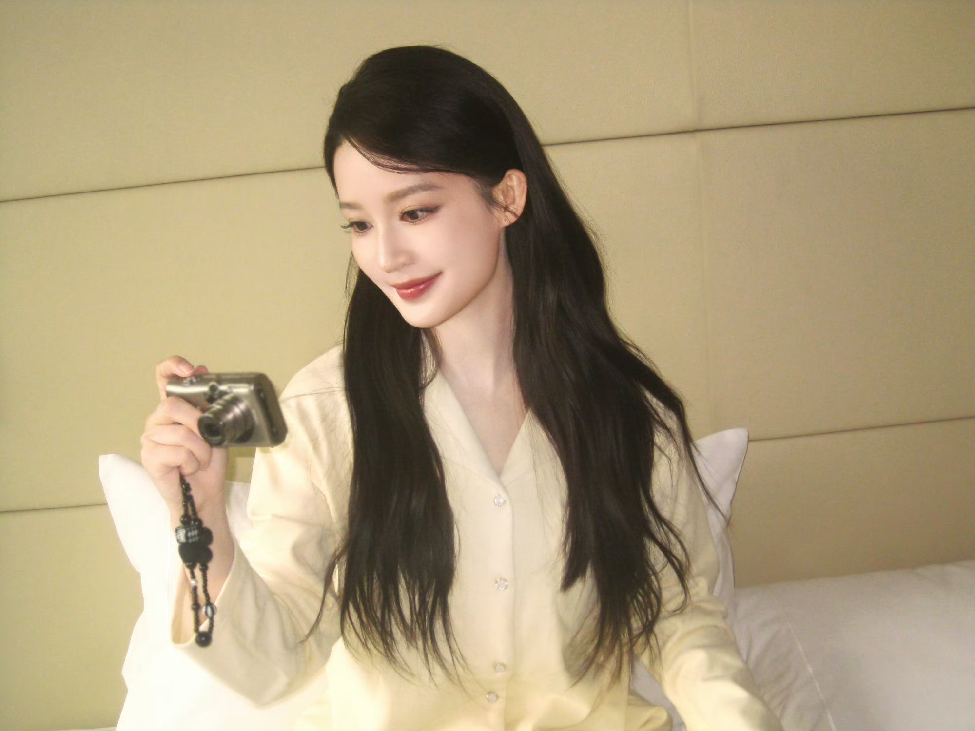 李沁的日常照也太会拍了吧！从浴袍到牛仔，每一套都美到心巴上