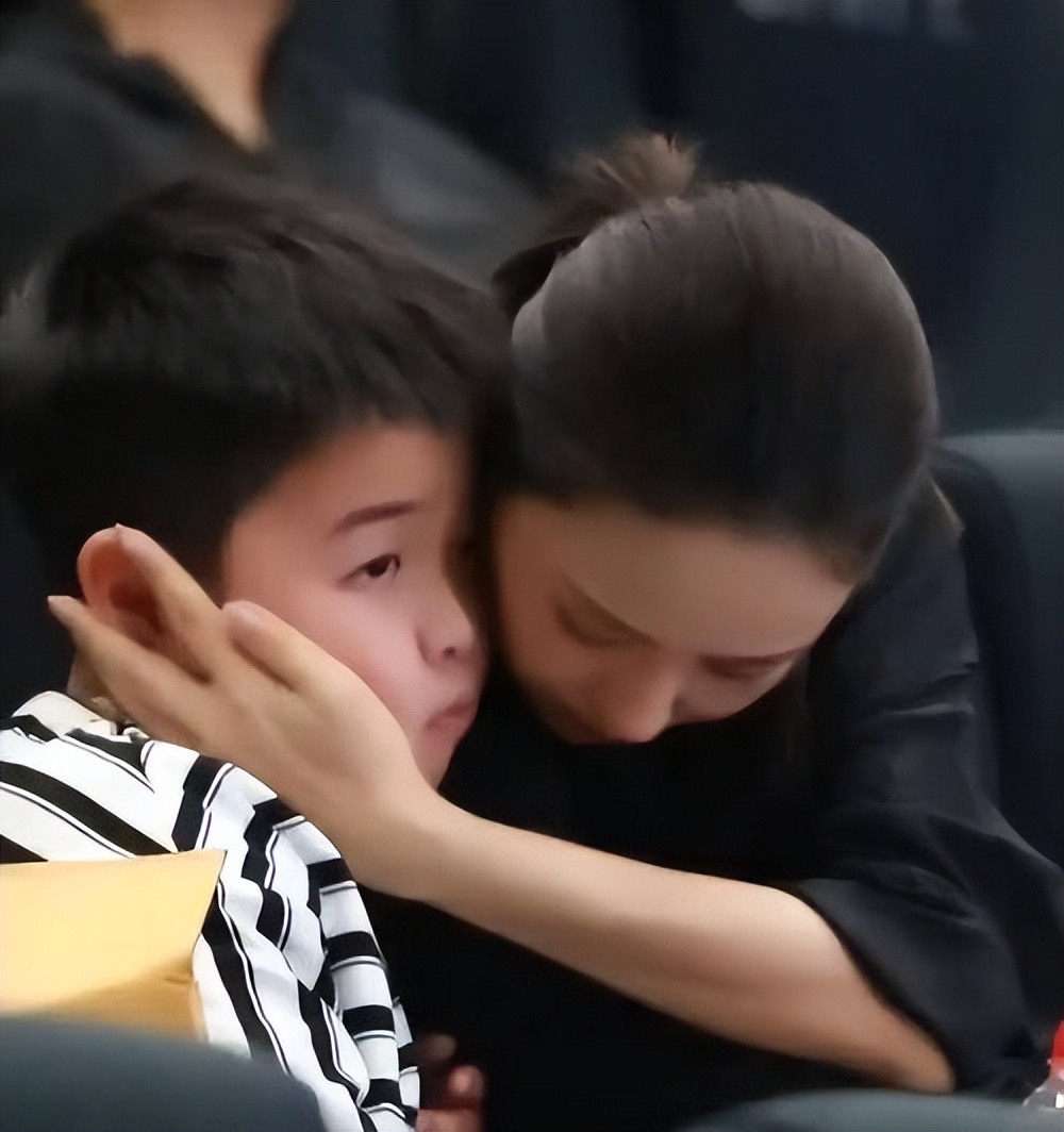 佟丽娅9岁儿子现身机场，五官宛如缩小版陈思诚，父子俩一模一样