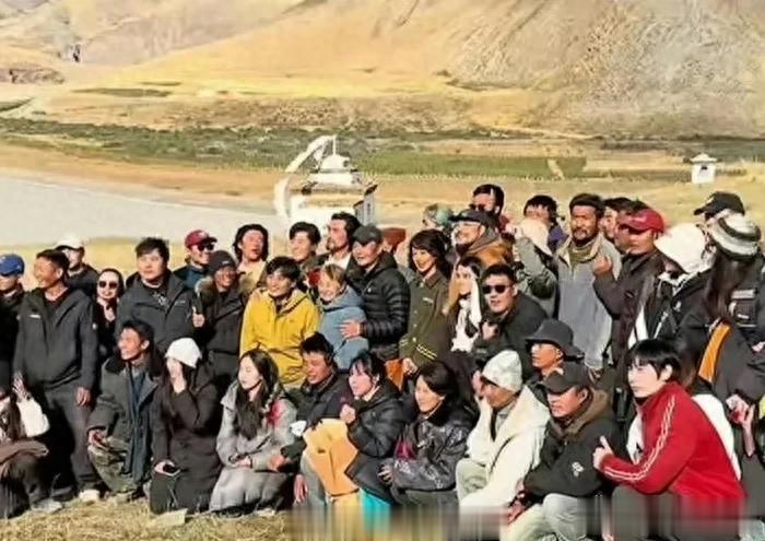 《生命树》杀青：胡歌杨紫互动引热议，赵露思新歌榜单现争议