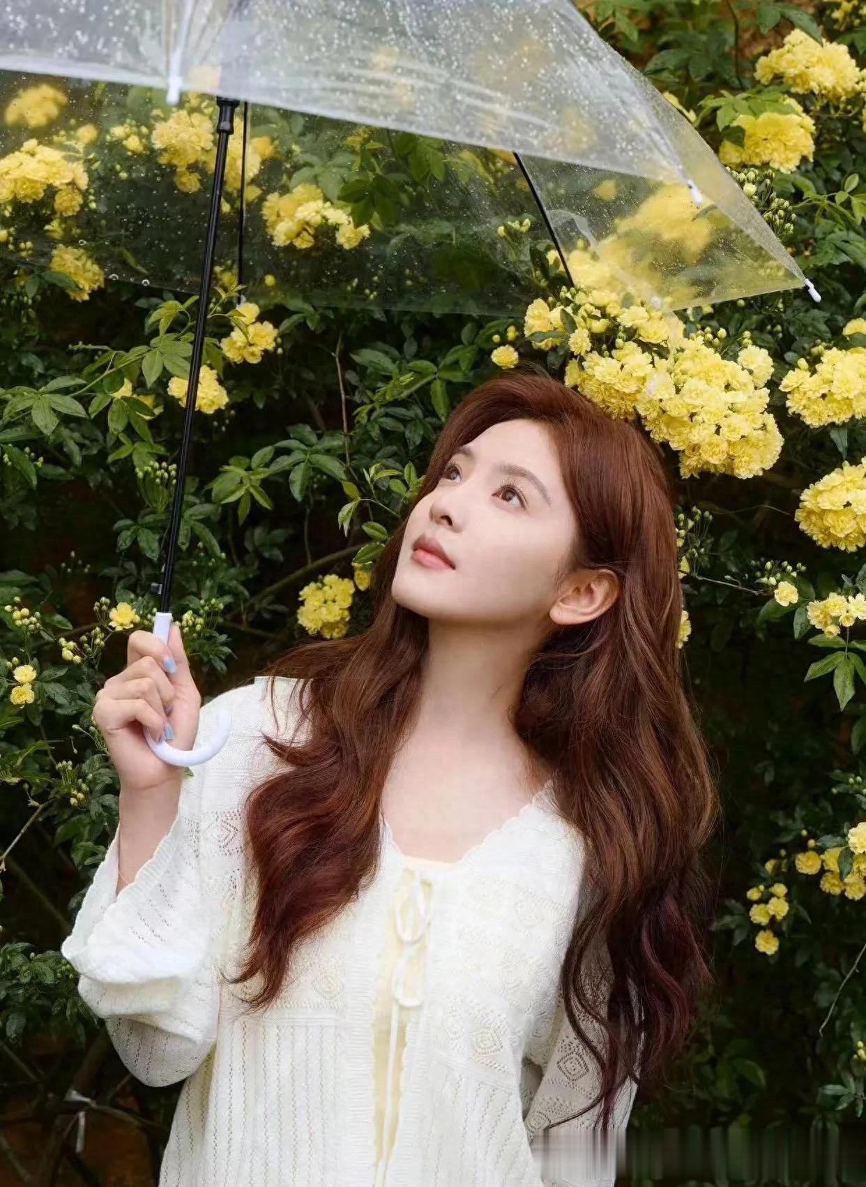 章若楠私服穿搭真时髦！白色针织开衫+浅黄吊带裙，减龄又高级！