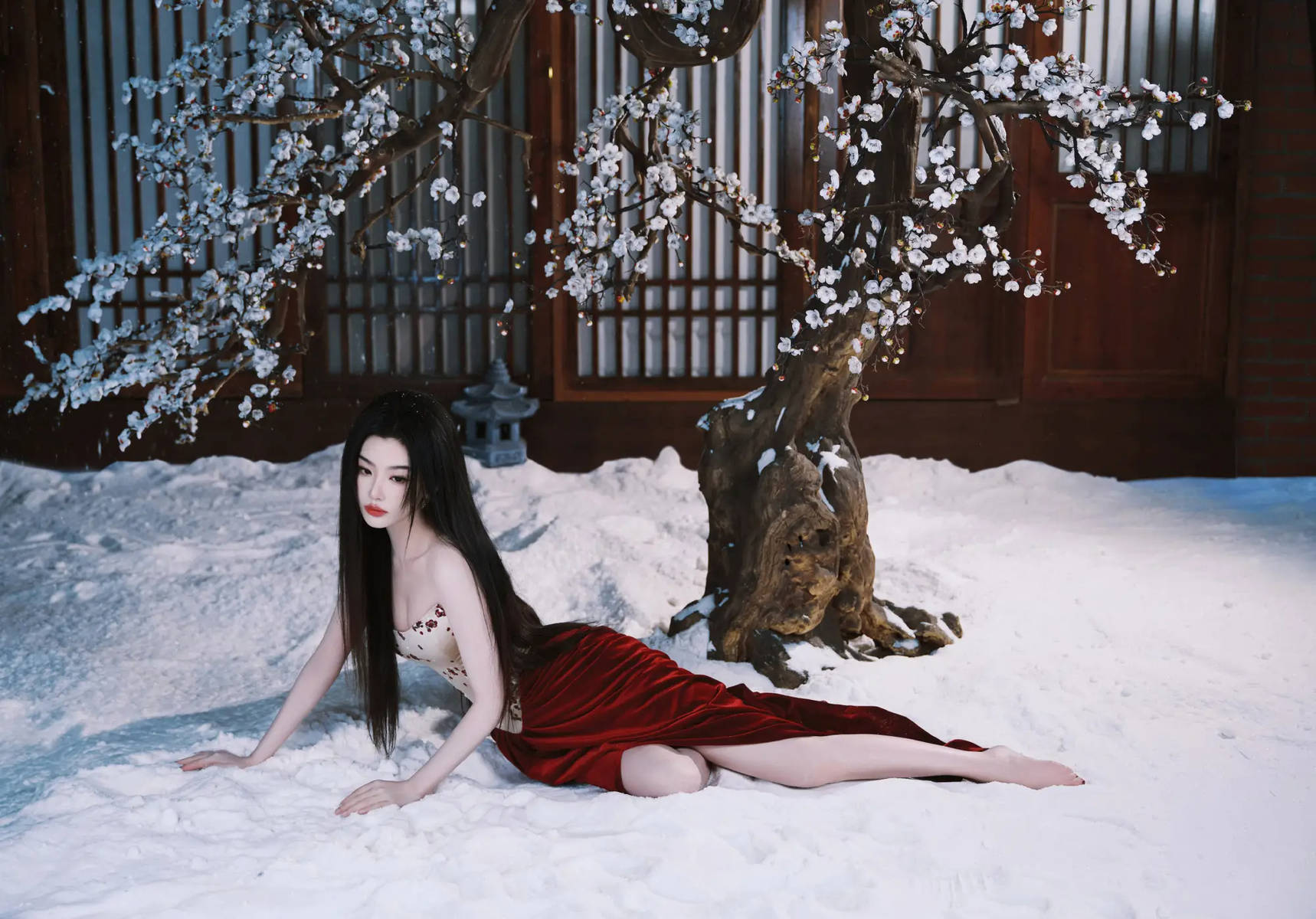 孔雪儿穿抹胸梅花裙气质清雅