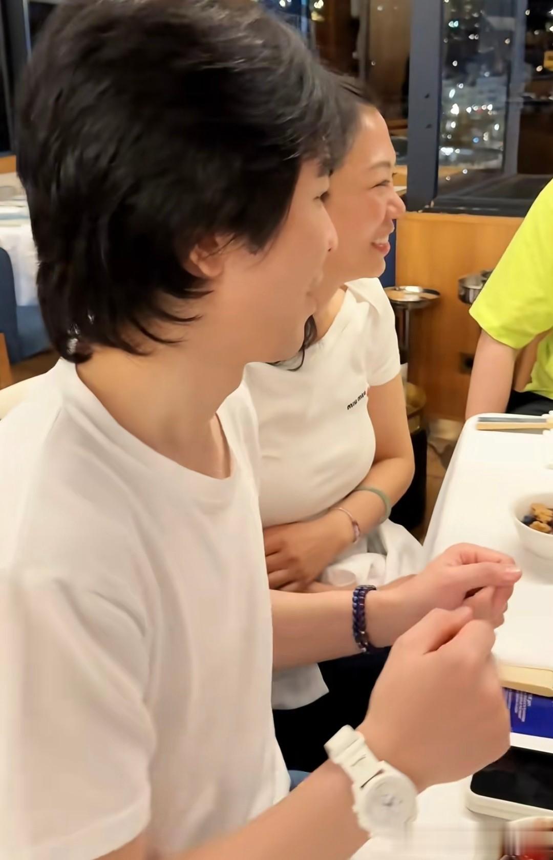 萧敬腾陪老婆度假,对嘴亲吻太浪漫,52岁林有慧脖子皱巴巴真显老