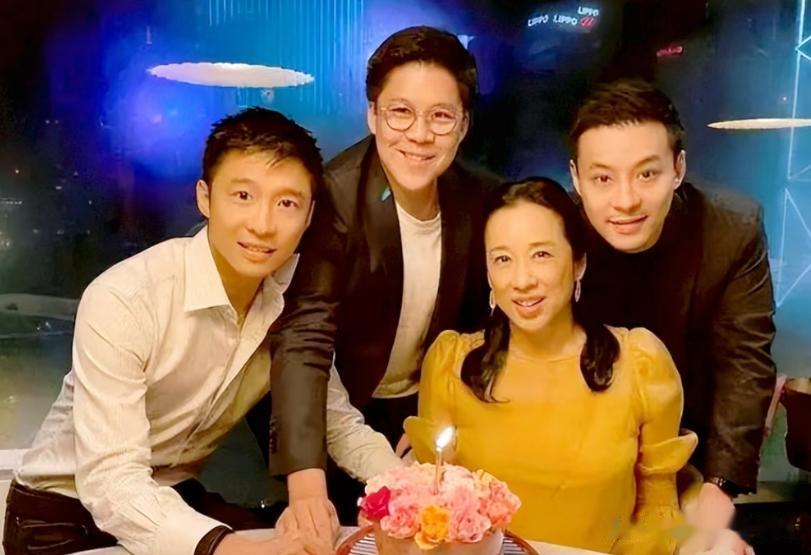 朱玲玲霍震霆离婚19年，每周三回霍家吃饭，二婚老公罗康瑞啥态度