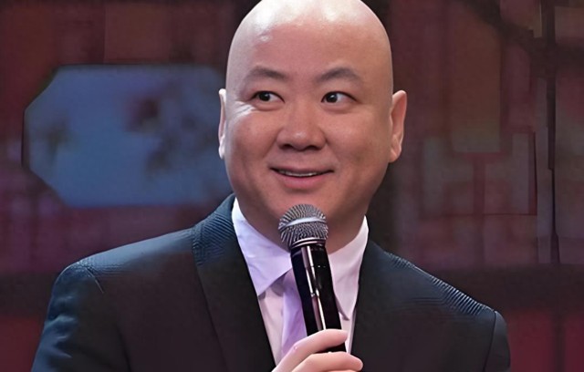 58岁郭冬临现状:身形消瘦,无儿无女定居北京,闲着没事拍拍视频