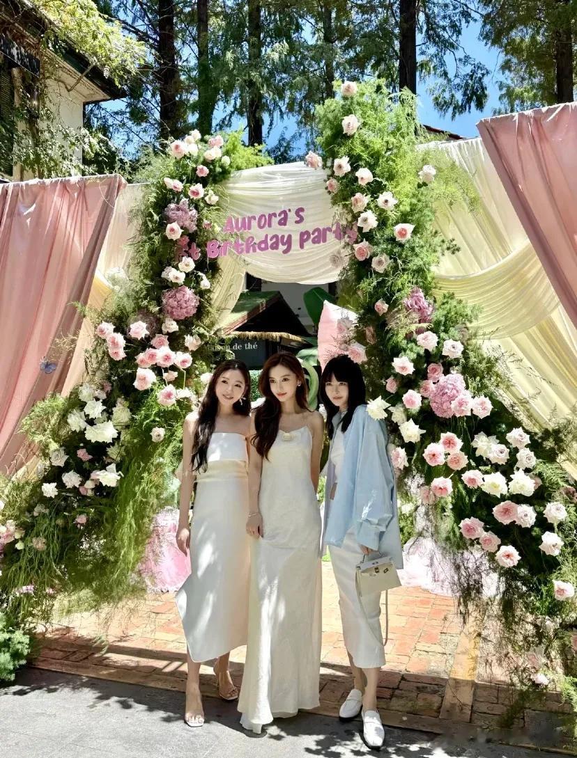 baby出席好友女儿生日宴,穿吊带裙人群焦点,一袭白裙嫩回早期!