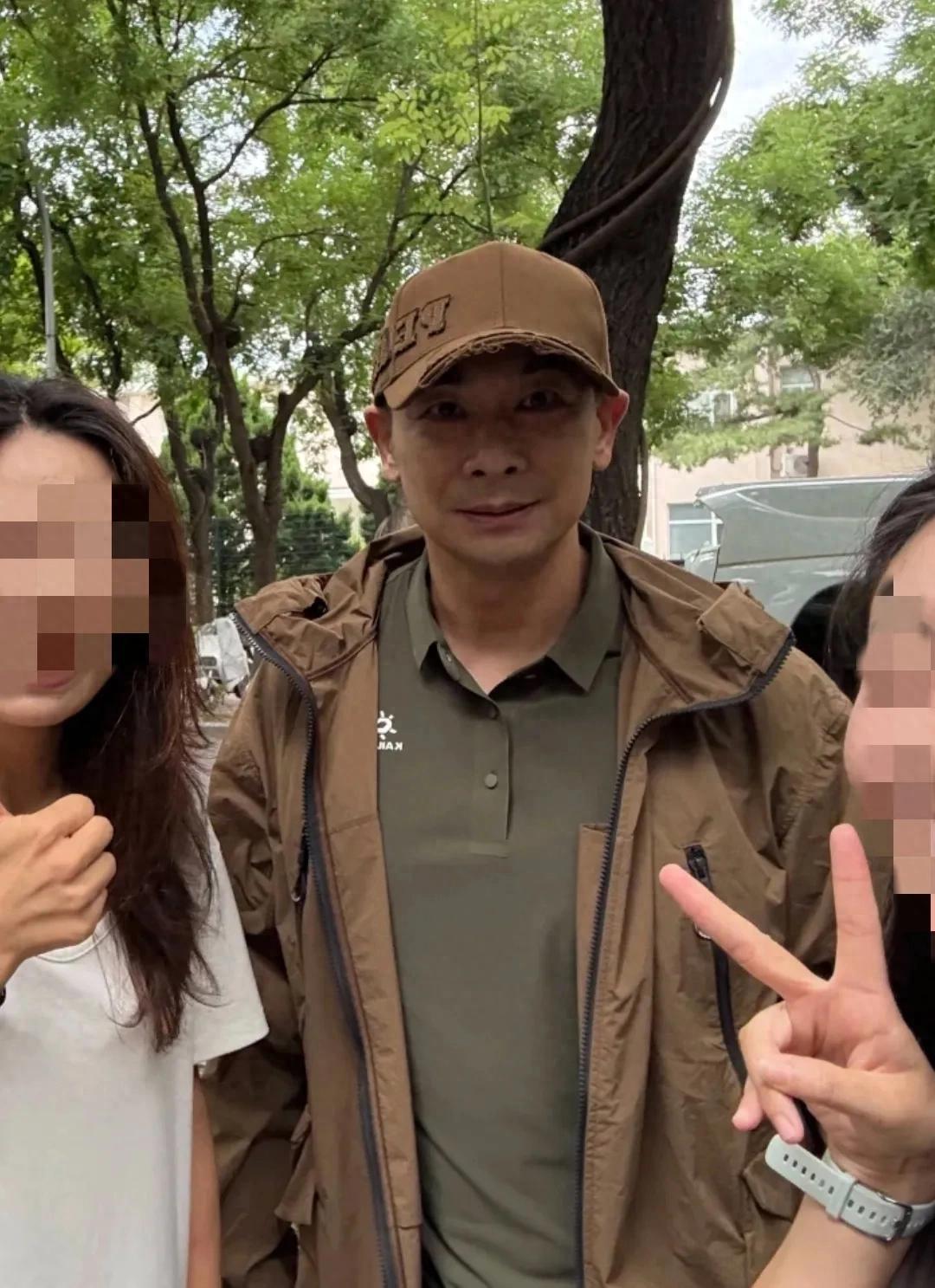 赵文卓夫妇三里屯逛街,合影张丹露表情吃醋,长女疑被俩大学录取