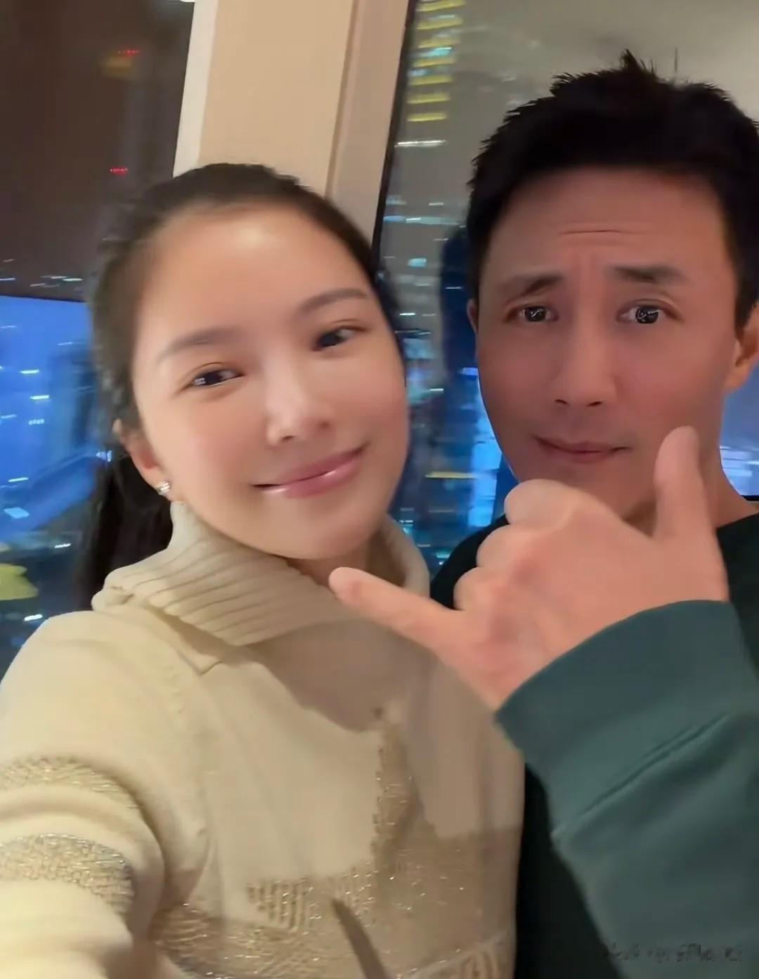 王灿晒2026夫妻首照，杜淳温柔吻侧脸，俩人幸福藏都藏不住