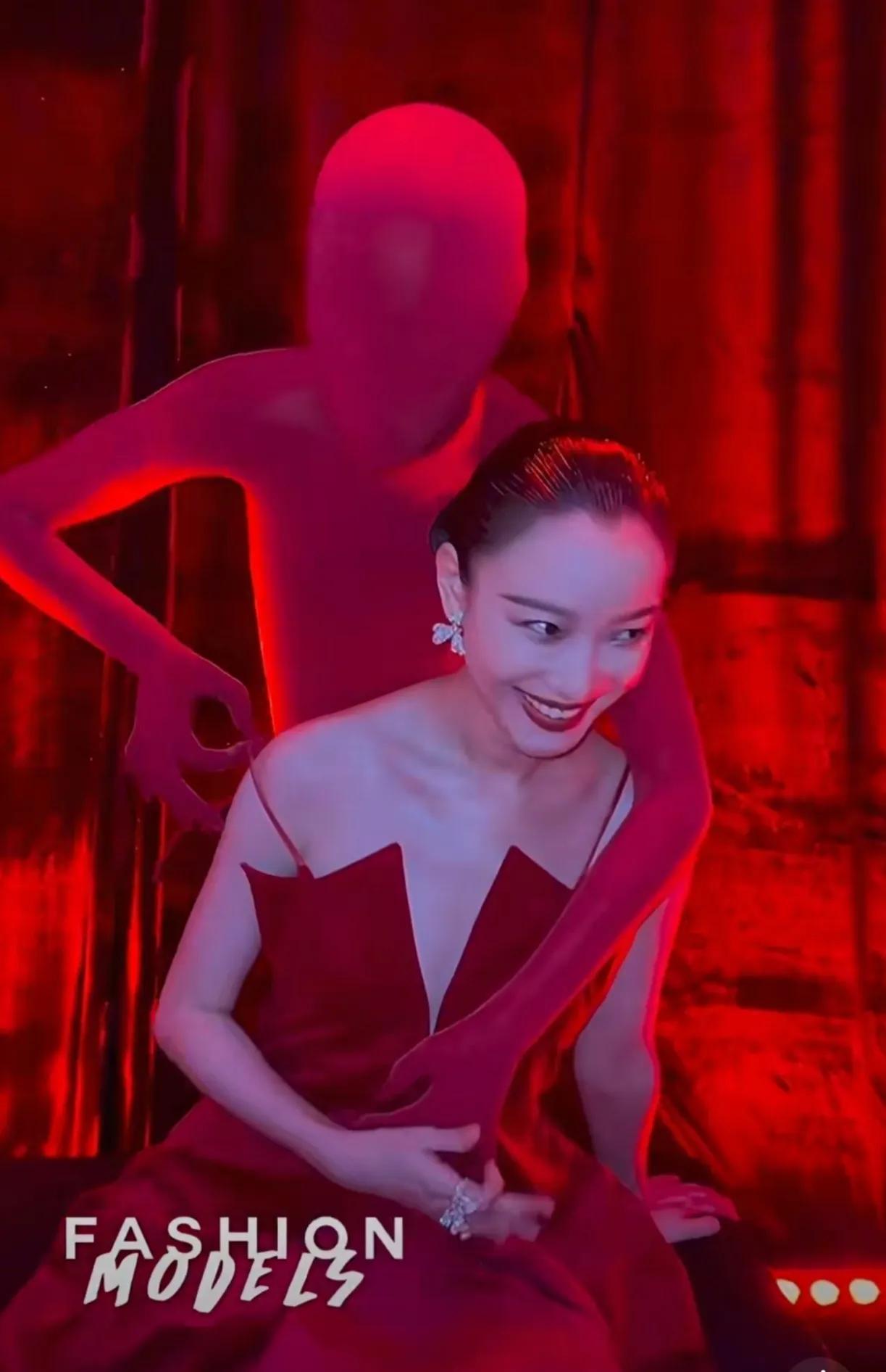 倪妮真是太敢穿,肩带都被“人”扯掉了