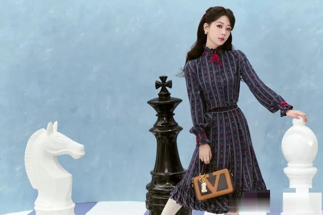 杨紫×华伦天奴最近宣传照，美出新高度，却差点认不出来是杨紫