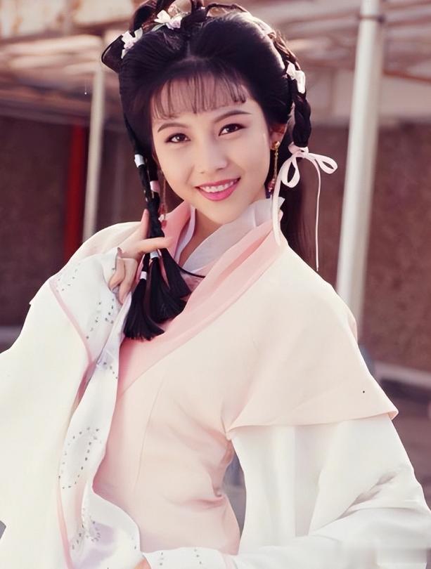 52岁蔡少芬现状令人心酸，脸垮干瘪，老的可怕，一头红发很醒目