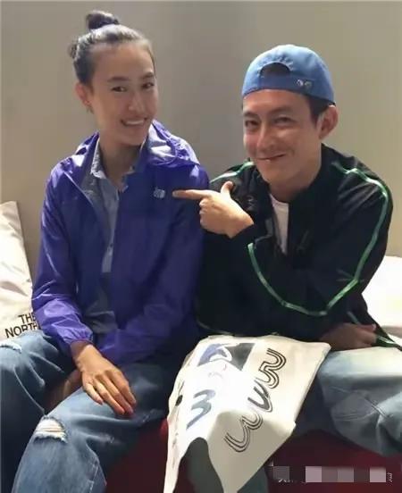 汪小菲喜过父亲节,玥儿姐弟赠送肖像画,汪的眼睛被姐姐画得传神