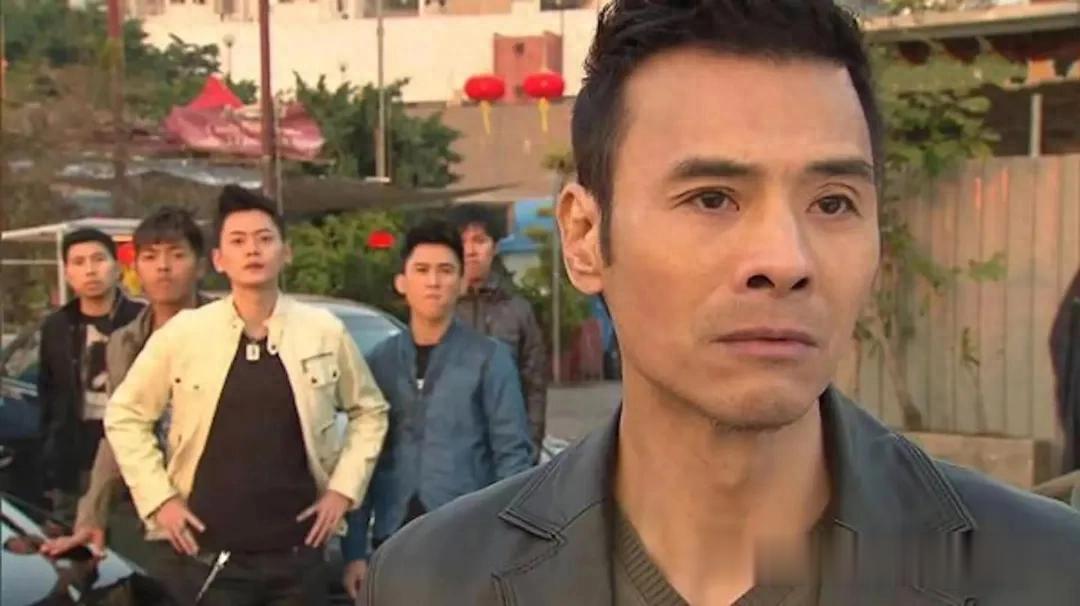 TVB御用反派地铁被偶遇，真实状态令网民惊讶，亲民合照引热议