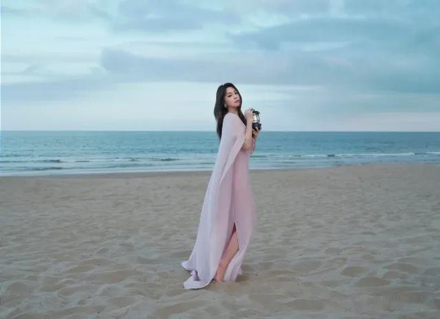 阿娇关智斌海边大片，阿娇瘦身成功颜值回春，两人在一起好养眼！