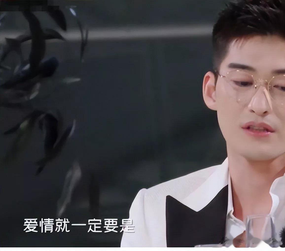 张翰独居北京大平层，女友首次公开靓丽，两人共食一碗面