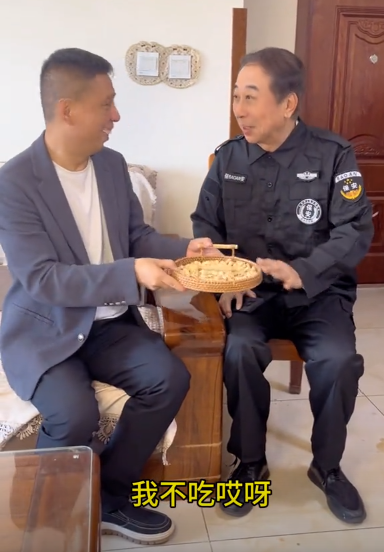 76岁牛群坐地铁被偶遇，断崖式衰老认不出，裤腿上白色油漆好抢镜