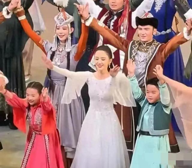 佟丽娅带9岁儿子谢幕，朵朵正脸神似陈思诚，被妈妈养得超棒