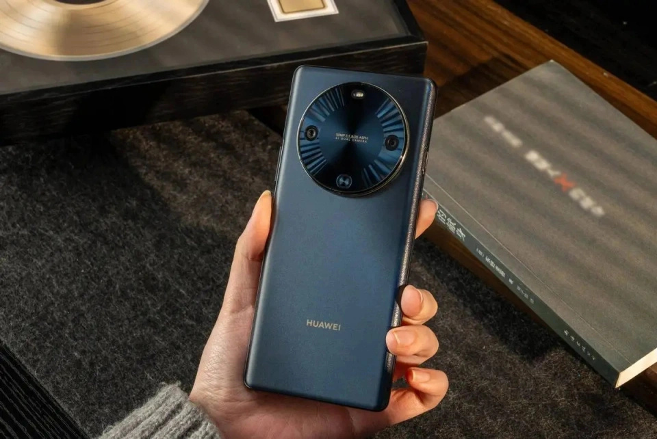 华为放弃高利润，256GB+3D双曲屏，卫星消息手机跌至1349元