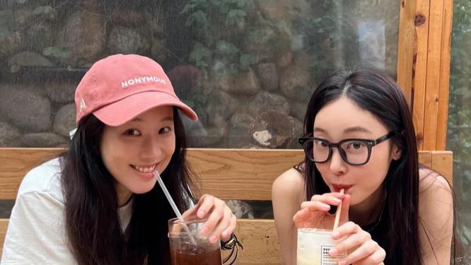 44岁郑丽媛晒新照：与好友相聚好惬意，白T恤半身裙状态佳