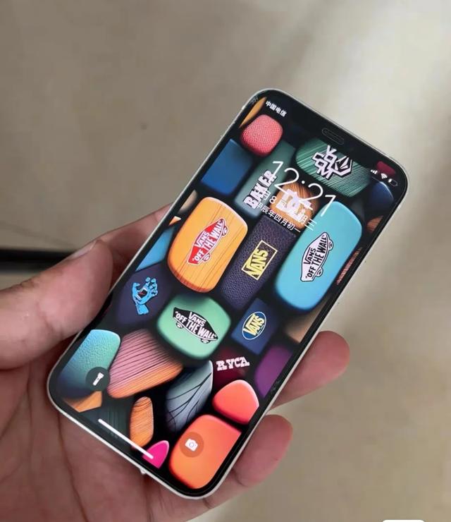 2025年1000元的“iPhone12mini”小屏旗舰的执念与现实困境。