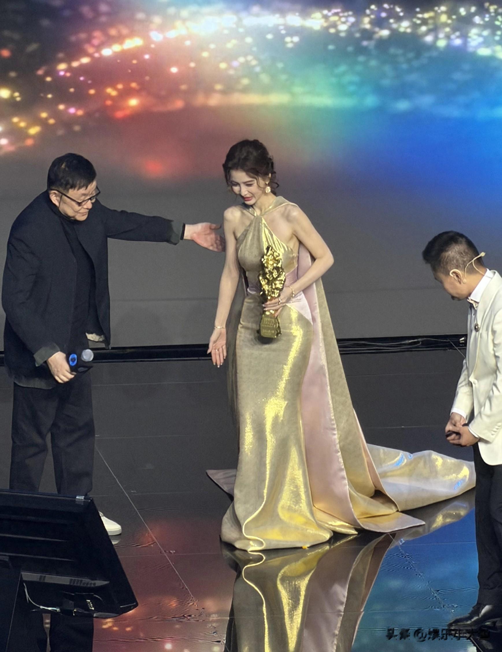 杨颖出席芭莎艺术之夜红毯，穿挂脖金色礼服裙，又白又嫩美哭了