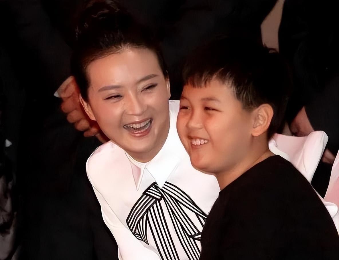 19岁星二代颜值逆袭!摆脱富豪老爸丑基因,家住故宫旁边保送北大