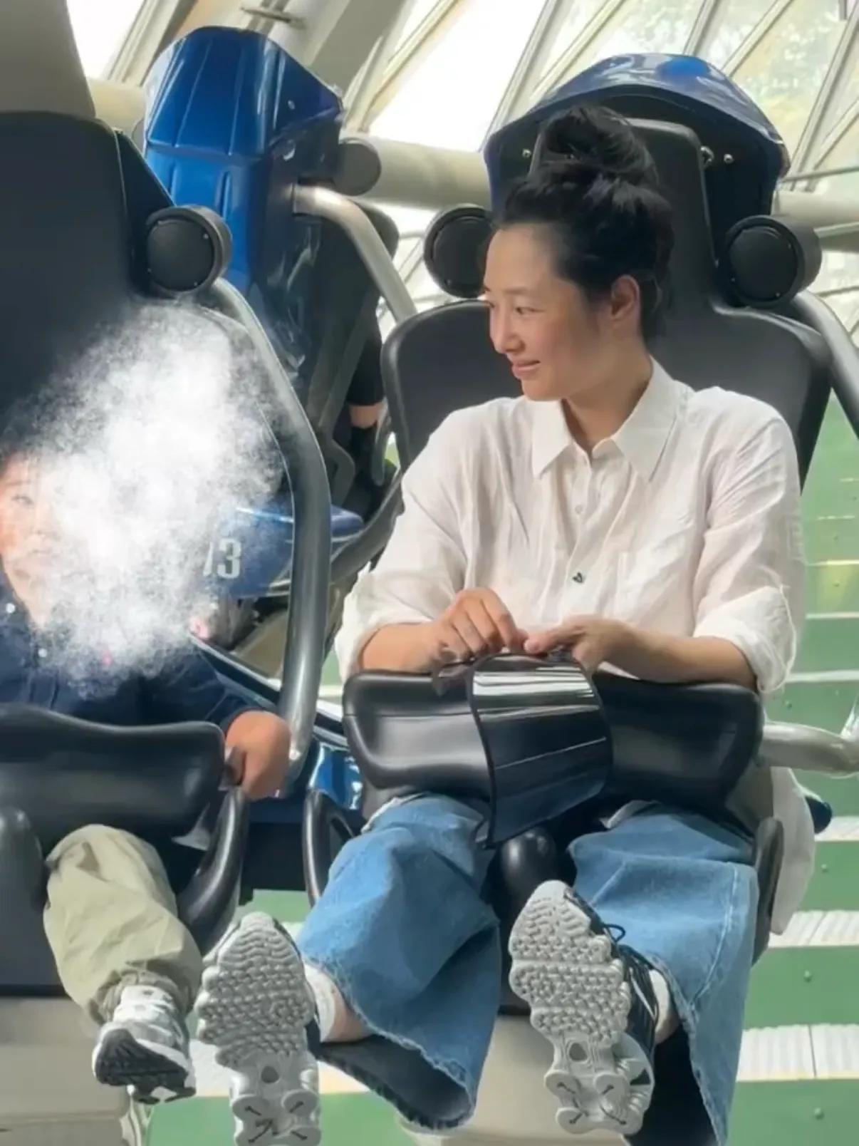 环球偶遇白百何一家！2婚老公个子矮皮肤黑，4岁儿子正脸曝光像爸