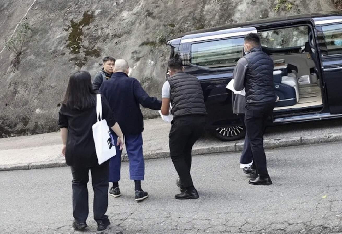 香港知名富商轮椅代步，有洁癖保镖裹毛巾搀扶，肾移植后身体欠佳