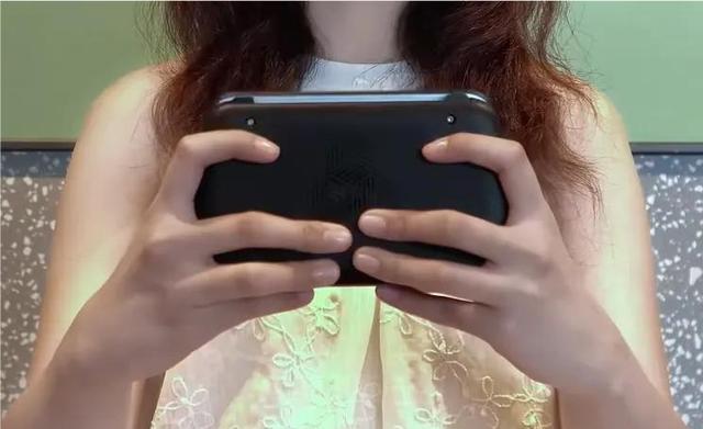 安卓系統加滑蓋設計，國產掌機玩出了新花樣