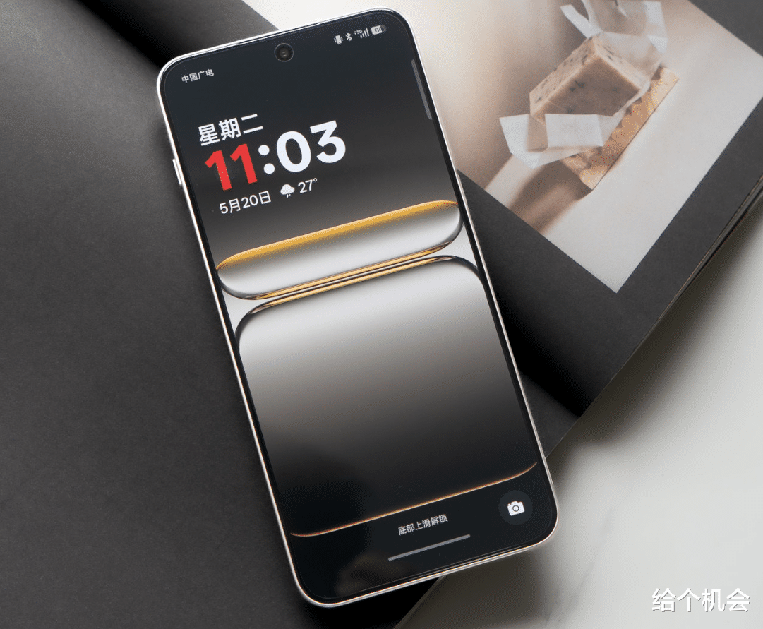 7800mAh+2k屏+潛望長焦，定價2599元起，真我新機直接高人一等啊