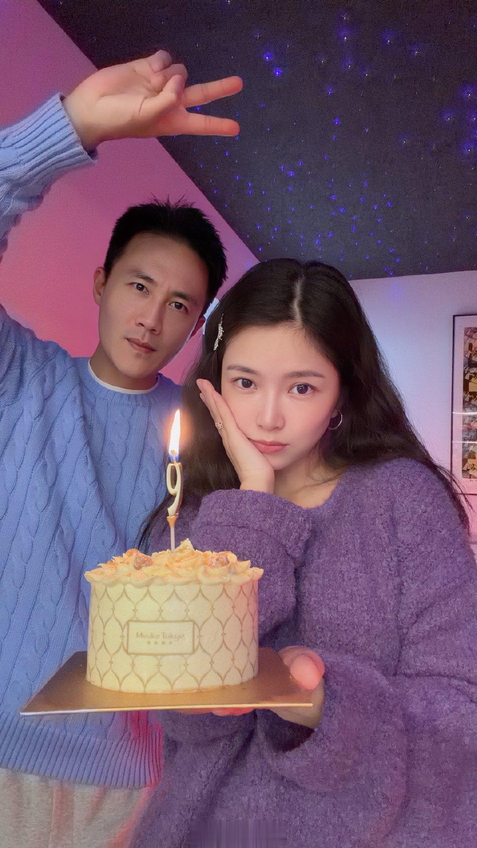 王灿晒杜淳给搭配的衣服！拖地牛仔裤配短袖和马甲，莫名的时尚感