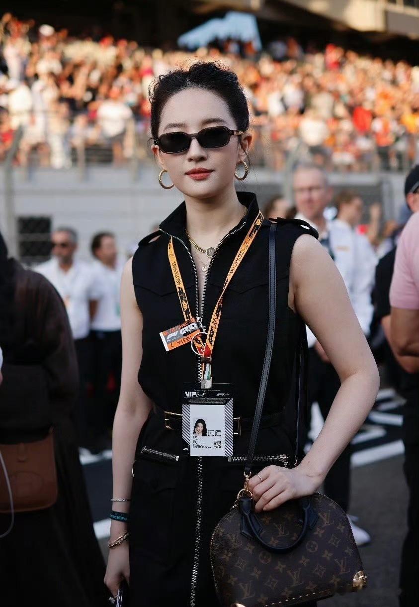 刘亦菲阿布扎比观赛F1，短裙墨镜搭配高马尾，又美又飒好迷人！