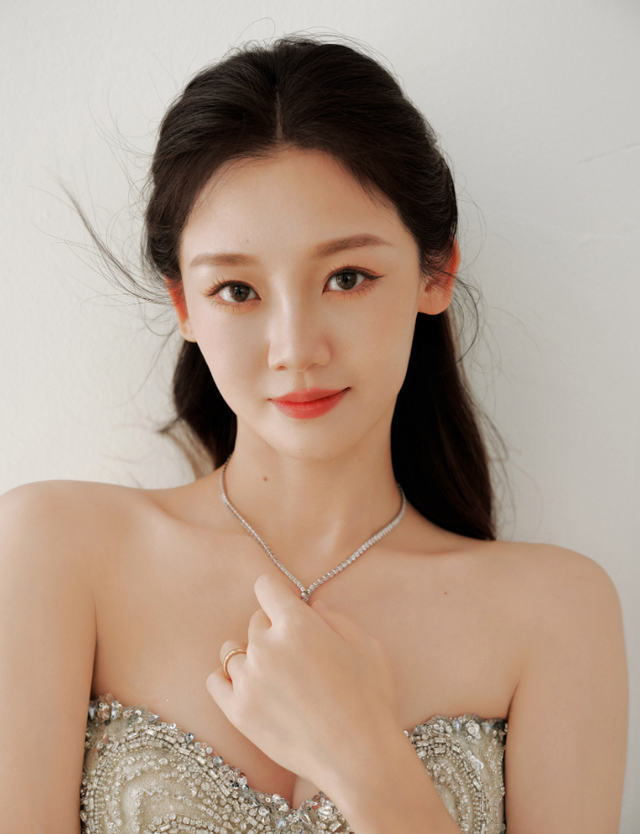 住姐夫家蹭吃蹭喝？8万元买包？恶心的一幕发生，郑恺小姨子回应