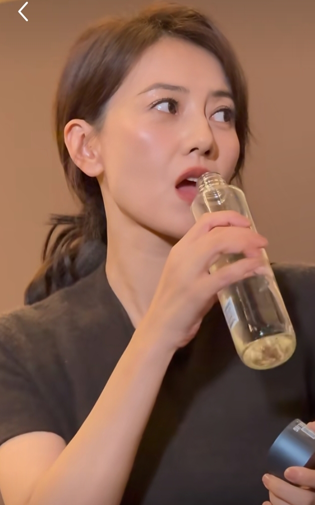 高圆圆出席FIRST活动,深灰短袖搭卡其裤,低马尾造型优雅大方