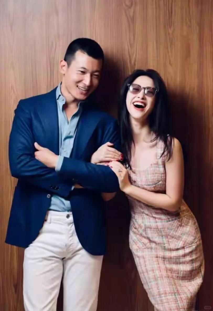 恭喜朱珠搬离老破小!和老公在豪宅做牛排请客,家里穿短袖超暖和